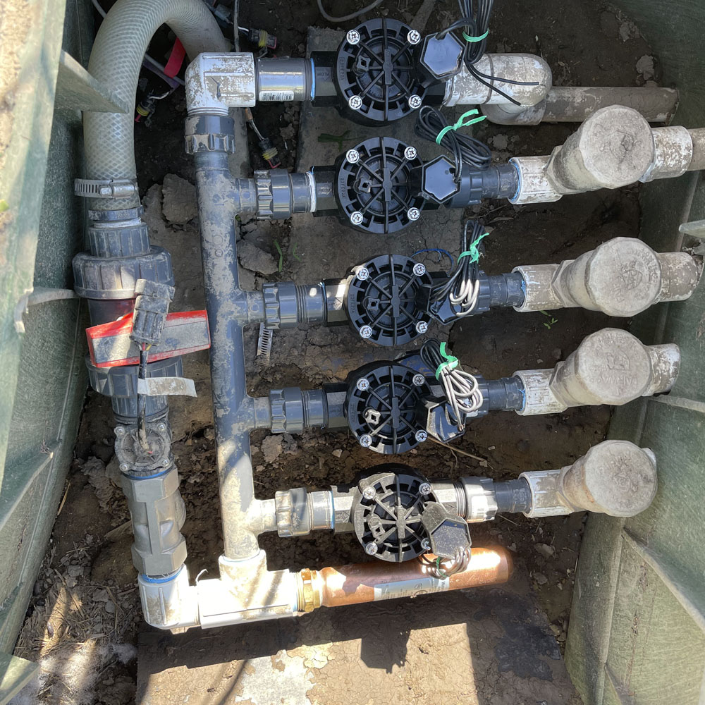 Irrigation manifold with five outlets